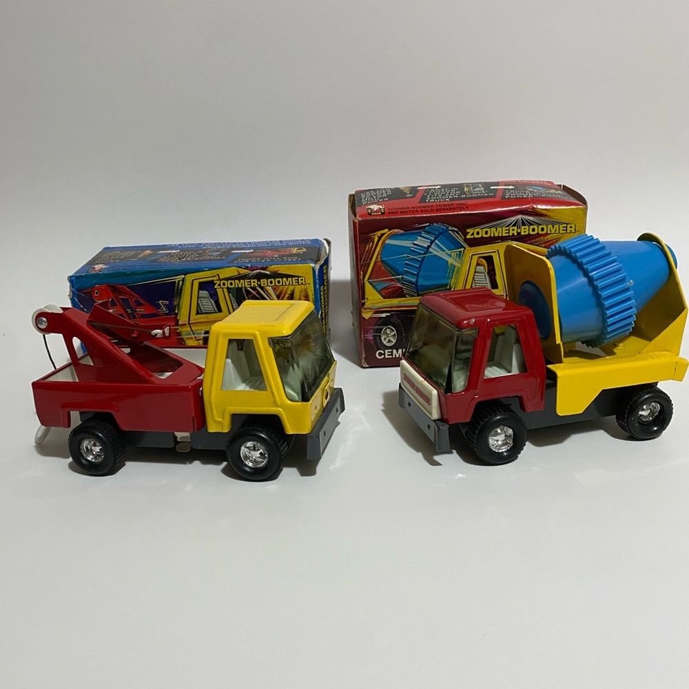 VINTAGE 1970 TOPPER TOYS ZOOMER BOOMER WRECKER CEMENT DUMP TRUCK CAR LOT & BOXES